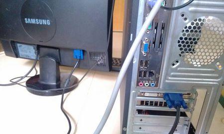 电脑显示器有电但无声音如何处理？