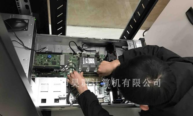 电脑主机内存故障灯亮起应如何处理？