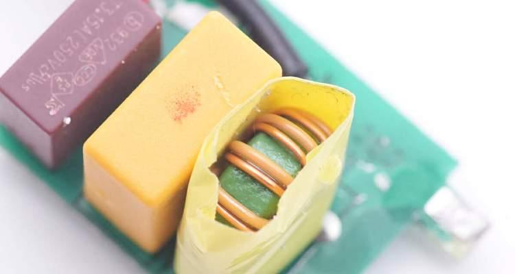 充电器F7元件是什么？它在充电器中起什么作用？