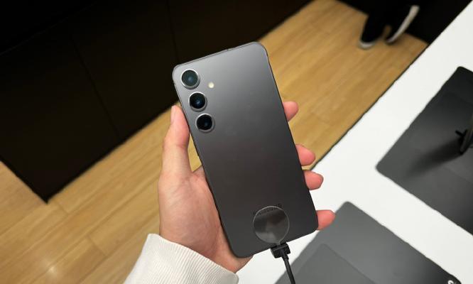 三星24u用多少瓦充电器充电？选择充电器的建议是什么？