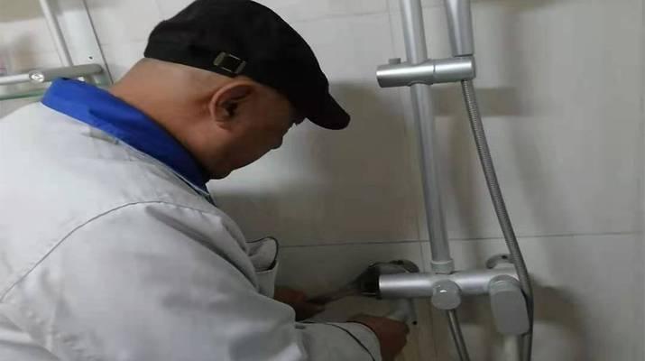 修理电热水器应该联系哪类维修师傅？如何判断师傅的专业性？