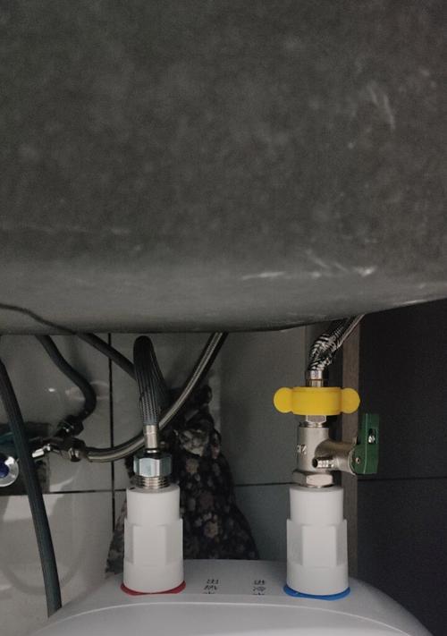 窗台外安装的热水器类型是什么？它的专业名称是什么？