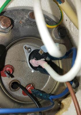 热水器卡扣插头拆解步骤是什么？拆开后如何安全处理？