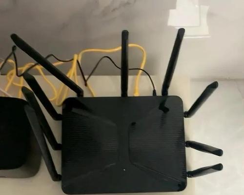 路由器旁边的白色方盒子是什么？它有什么作用？