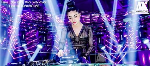 美女跳舞时用的低音炮音乐名字是什么？
